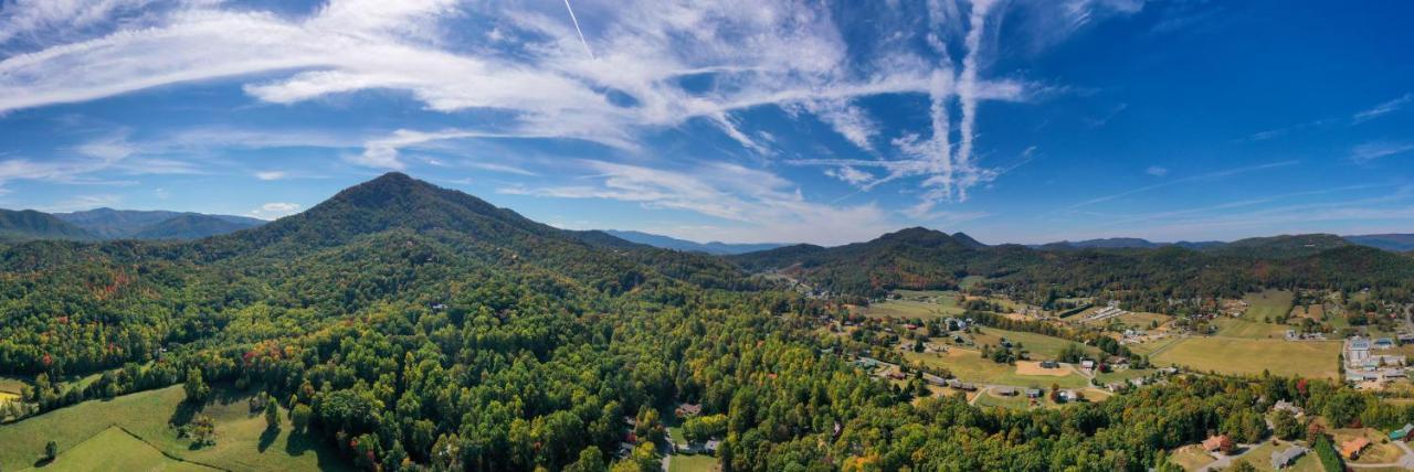 Ole Smoky Bnb - Game Room, Hot Tub, Mtn Views! 비둘기 포지 외부 사진
