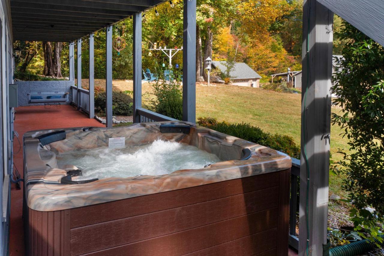 Ole Smoky Bnb - Game Room, Hot Tub, Mtn Views! 비둘기 포지 외부 사진